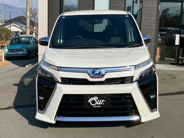 TOYOTA VOXY HYBRID 2019