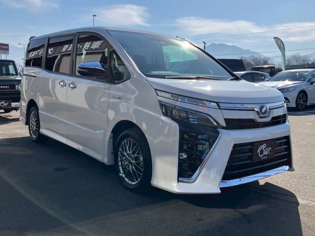 TOYOTA VOXY HYBRID 2019