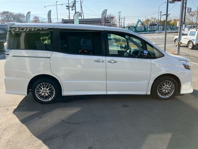 TOYOTA VOXY HYBRID 2019
