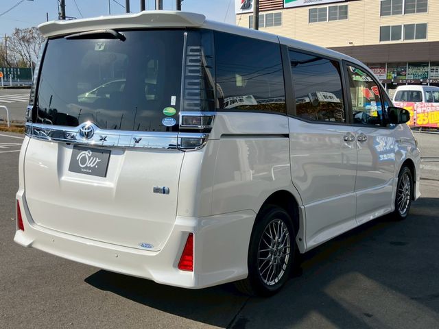 TOYOTA VOXY HYBRID 2019