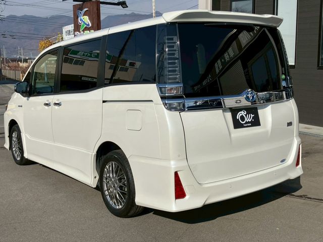 TOYOTA VOXY HYBRID 2019