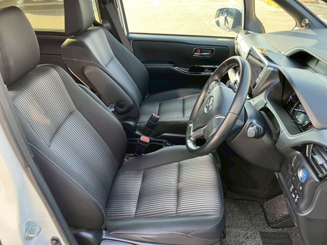 TOYOTA VOXY HYBRID 2019