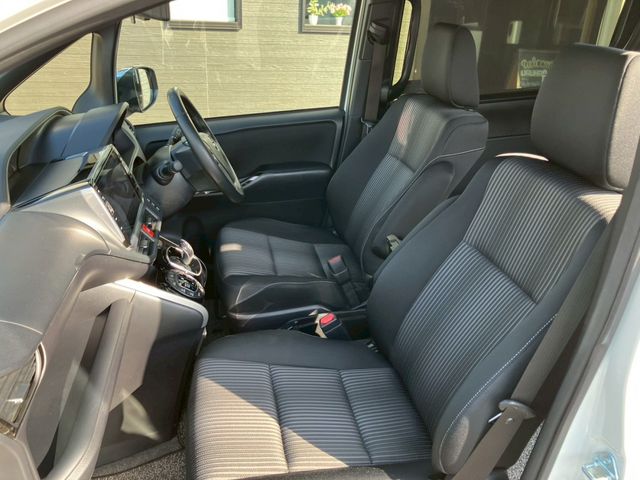 TOYOTA VOXY HYBRID 2019