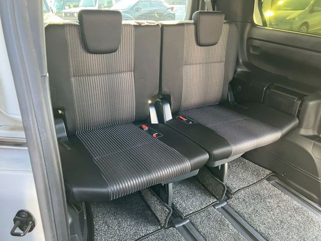 TOYOTA VOXY HYBRID 2019