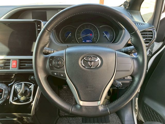 TOYOTA VOXY HYBRID 2019