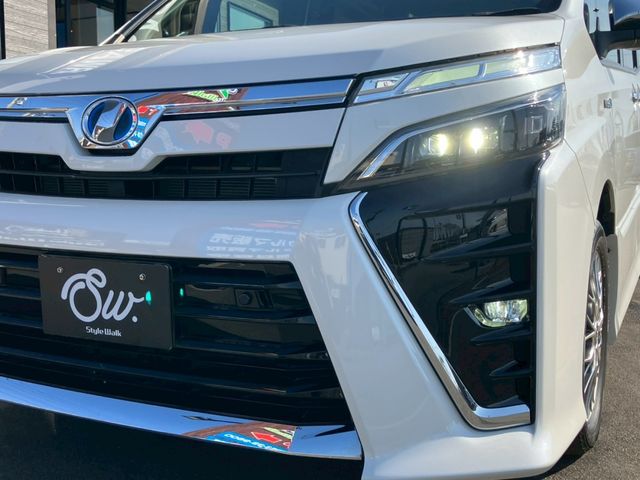 TOYOTA VOXY HYBRID 2019