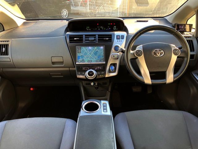 TOYOTA PRIUS Alpha 2013