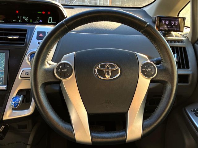 TOYOTA PRIUS Alpha 2013
