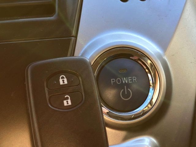 TOYOTA PRIUS Alpha 2013