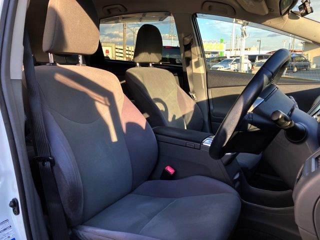 TOYOTA PRIUS Alpha 2013