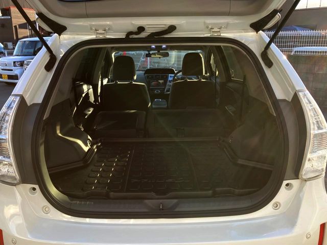 TOYOTA PRIUS Alpha 2013