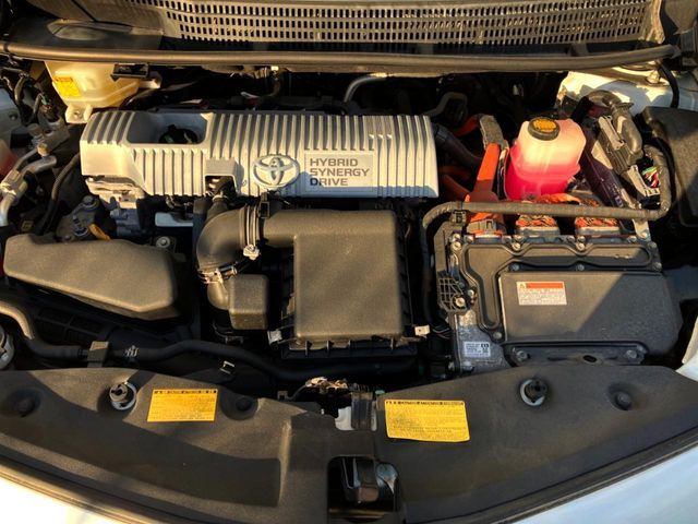 TOYOTA PRIUS Alpha 2013