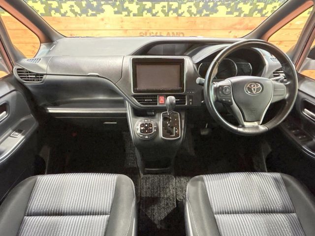 TOYOTA VOXY 2014