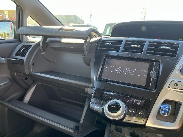 TOYOTA PRIUS Alpha 2013