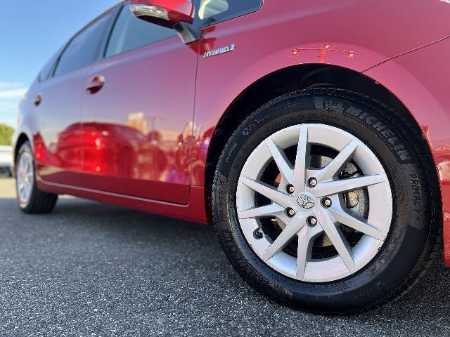 TOYOTA PRIUS Alpha 2013