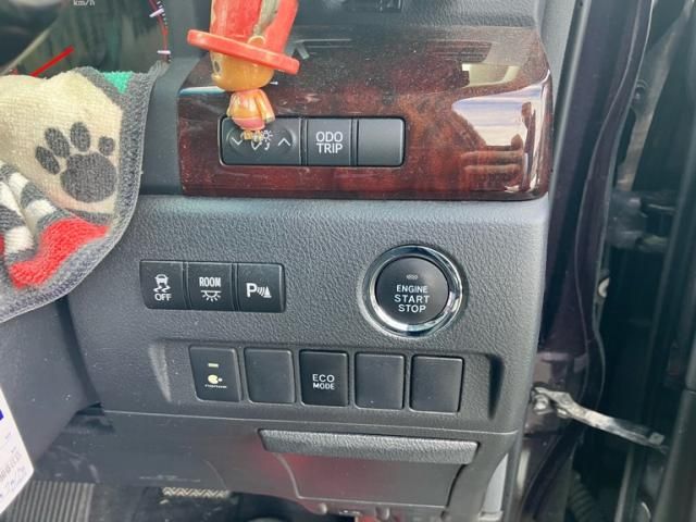 TOYOTA VELLFIRE 2013