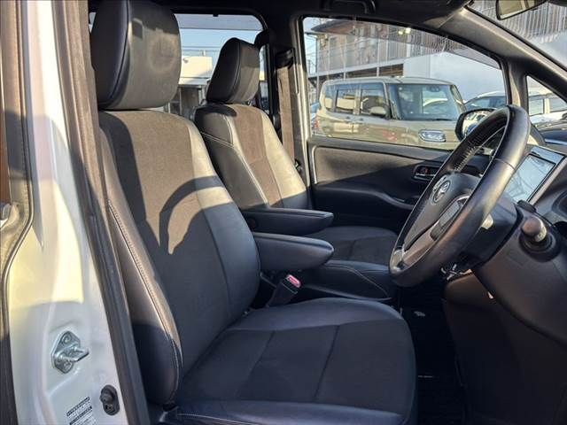 TOYOTA NOAH 4WD 2017