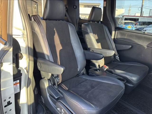 TOYOTA NOAH 4WD 2017