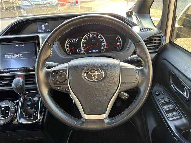 TOYOTA NOAH 4WD 2017