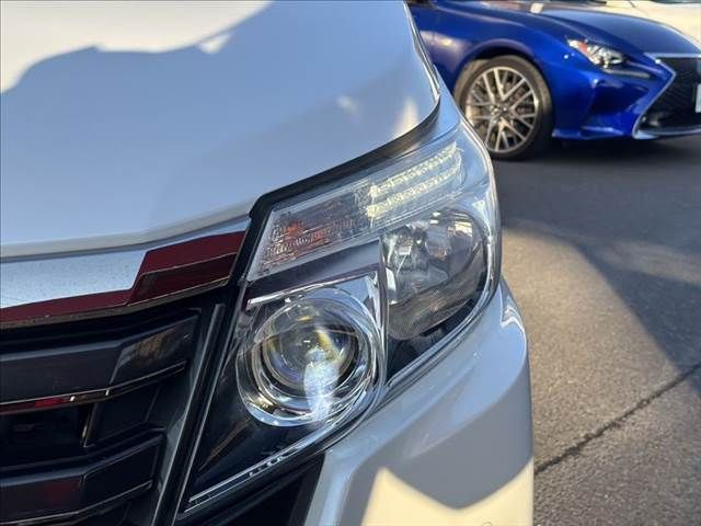 TOYOTA NOAH 4WD 2017