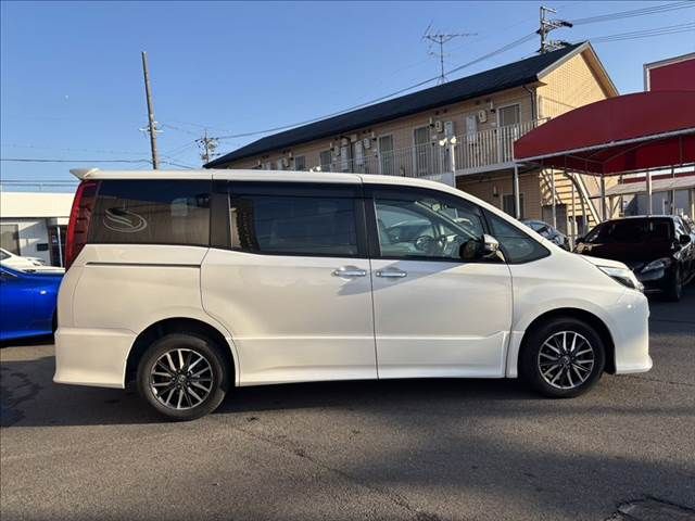 TOYOTA NOAH 4WD 2017