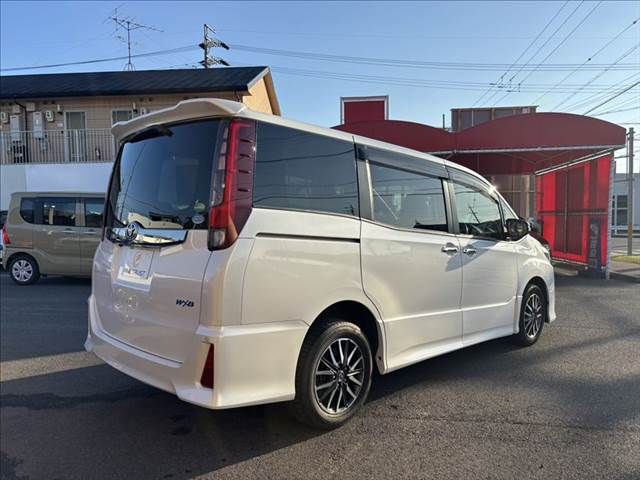 TOYOTA NOAH 4WD 2017