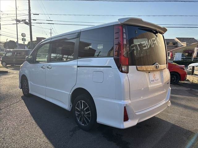 TOYOTA NOAH 4WD 2017