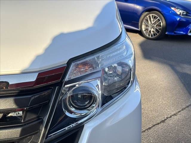 TOYOTA NOAH 4WD 2017