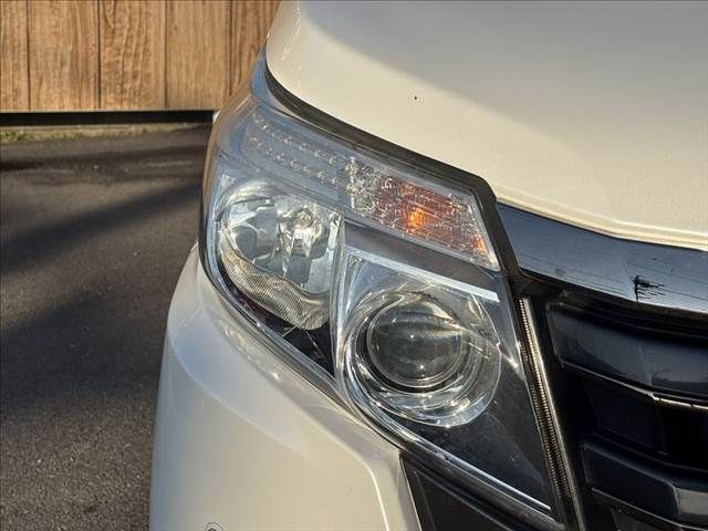 TOYOTA NOAH 4WD 2017