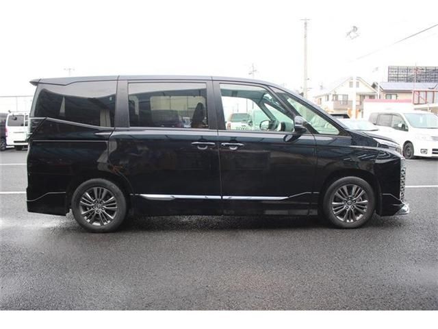 TOYOTA VOXY HYBRID 2022