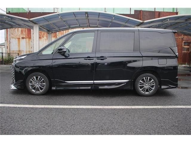 TOYOTA VOXY HYBRID 2022