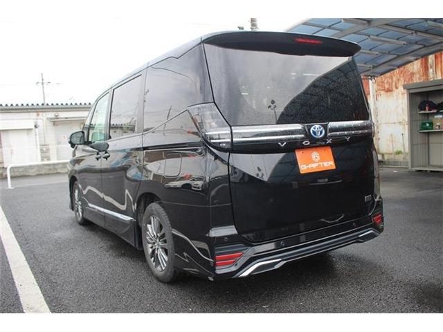 TOYOTA VOXY HYBRID 2022