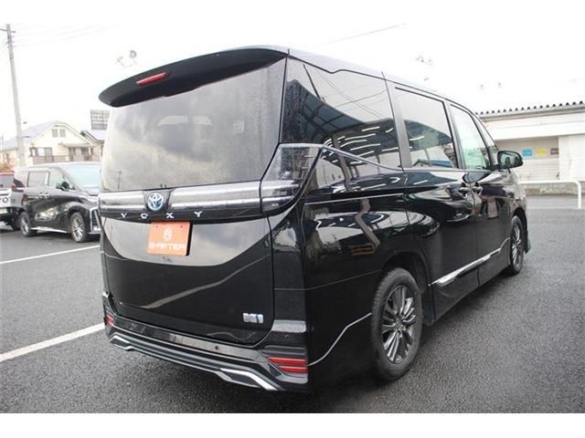 TOYOTA VOXY HYBRID 2022