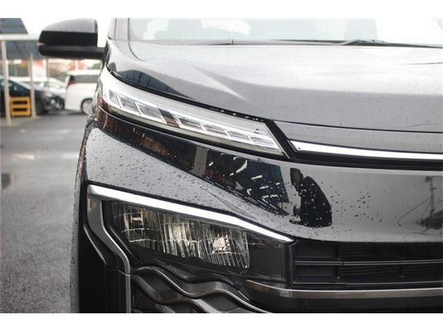 TOYOTA VOXY HYBRID 2022