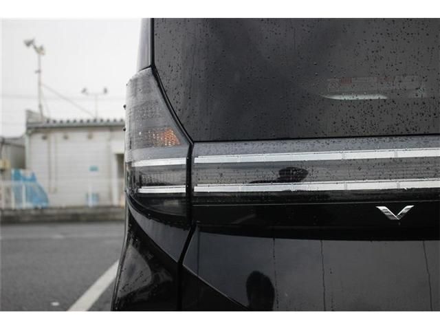 TOYOTA VOXY HYBRID 2022