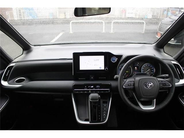 TOYOTA VOXY HYBRID 2022