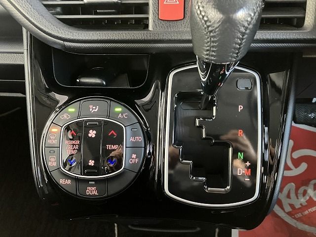 TOYOTA VOXY 4WD 2017