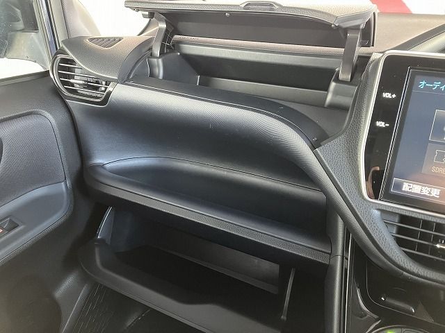 TOYOTA VOXY 4WD 2017