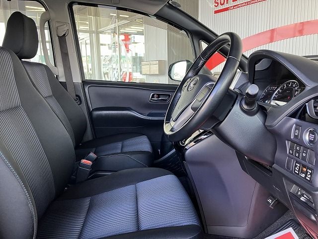 TOYOTA VOXY 4WD 2017