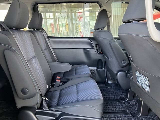 TOYOTA VOXY 4WD 2017