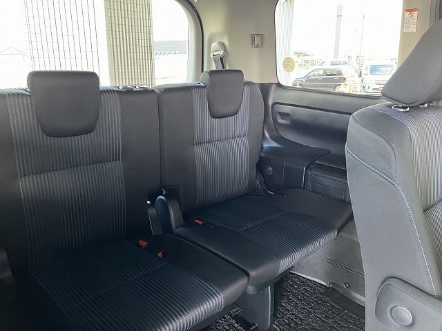 TOYOTA VOXY 4WD 2017