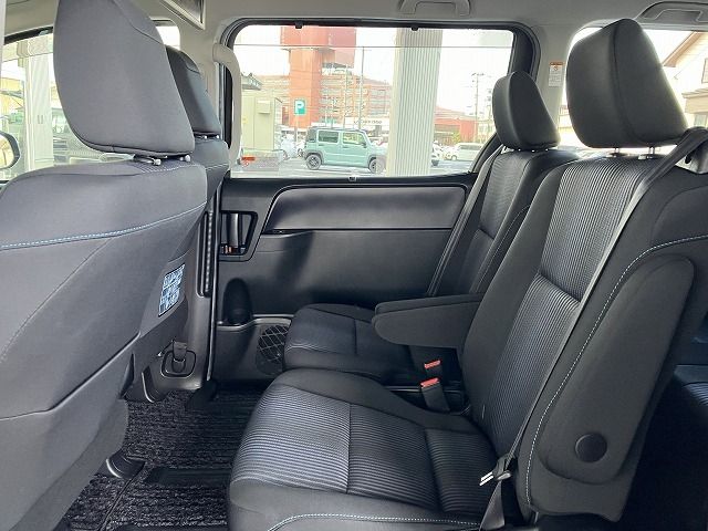 TOYOTA VOXY 4WD 2017