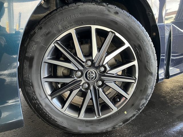 TOYOTA VOXY 4WD 2017