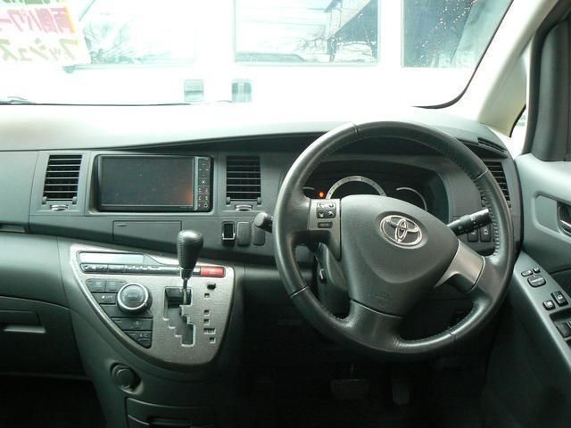 TOYOTA Isis 2010