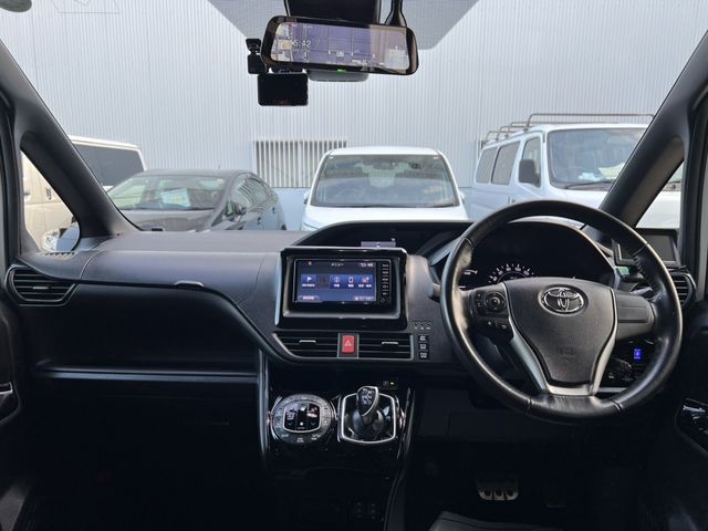 TOYOTA NOAH HYBRID 2018