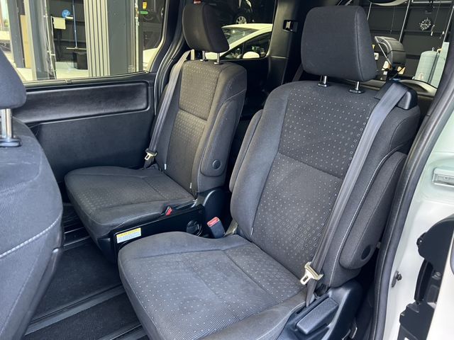 TOYOTA NOAH HYBRID 2018