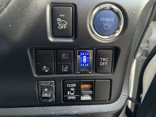 TOYOTA NOAH HYBRID 2018