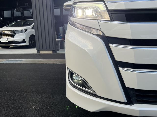 TOYOTA NOAH HYBRID 2018