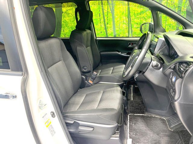 TOYOTA VOXY HYBRID 2019