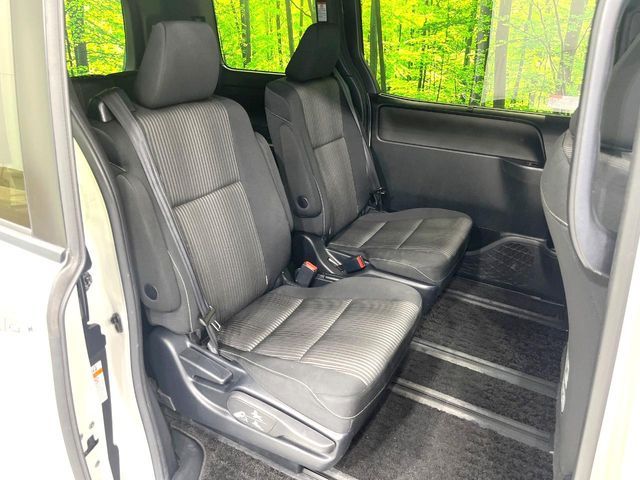 TOYOTA VOXY HYBRID 2019